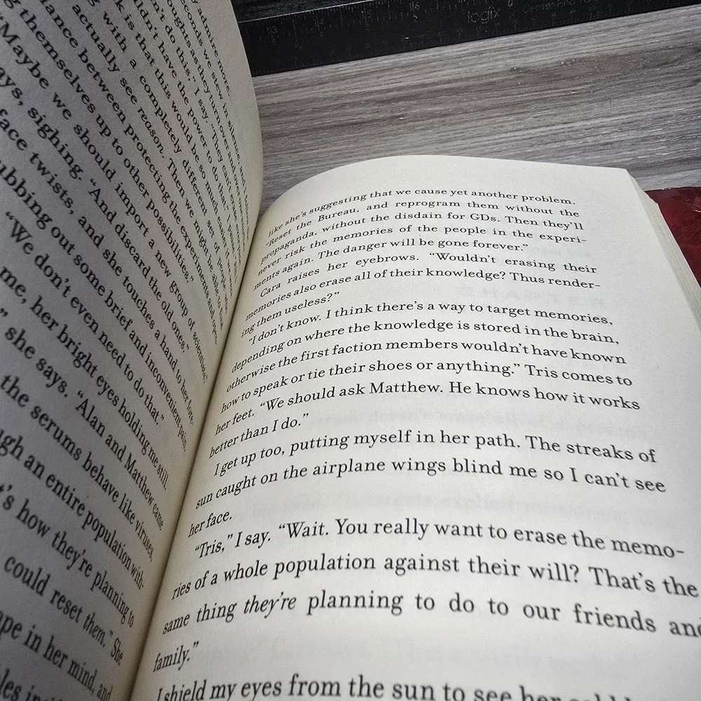 Allegiant by Veronica Roth - Hardback with Dust Jacket